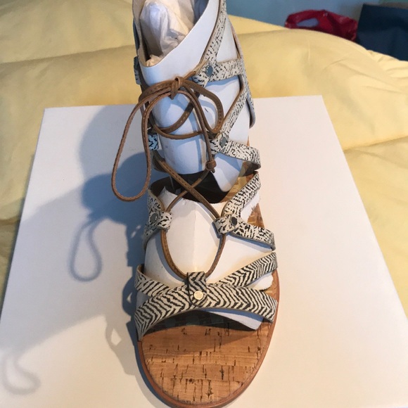 Dolce Vita Wedge - Picture 3 of 5